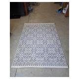 Area Rug with abstract geometric design 5ft x 7ft