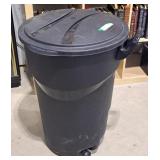 Rubbermaid Roughneck Plastic Garbage Can w/Snap