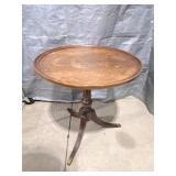 Vintage Deilcraft round pedistal table
