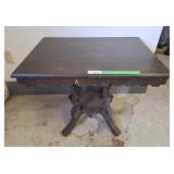 Lovely vintage table 30' l x 22' w 24' h. Great