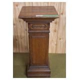 Lovely pedestal plant stand