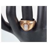 Elegant 14K Ring with oval cut gemstone. Size 9