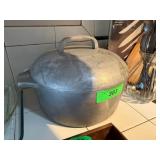 Wagner Ware Cast Aluminum Dutch Oven with Lid ï¿½ Mo