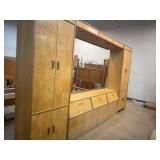 Henredon king size Bedroom Suite in Wood Finish