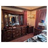 Vaughan Bassett Bedroom Furniture Set