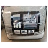 24-Piece Jacquard Bedding Ensemble