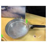 Magnalite 9-Inch Frying Pan with Handle