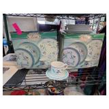 Lisa Dinnerware Sets with Floral Pattern