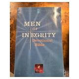 Men of Integrity Devotional Bible