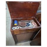 Silvertone Console Radio-Phonograph with Accessori