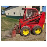 Gehl Mod. 4400 gas skid steer w/tine & bucket