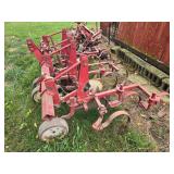 3pt. IHC 2 – 4rw cultivator w/rolling shields