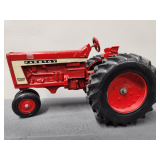 International Mod. 806 Farm Toy 1/16th no box