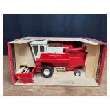 1/24 IH 915 Combine NIB Ertl