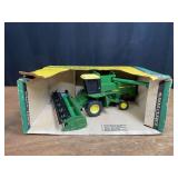 1/24 John Deere Titan Combine NIB Ertl