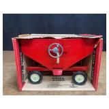 1/16 IH Gravity Wagon NIB Ertl