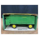 1/16 John Deere Chuck Wagon NIB Ertl