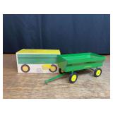 1/16 John Deere Flare Box Wagon NIB Ertl