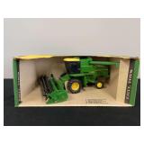1/24 John Deere Titan Combine NIB Ertl