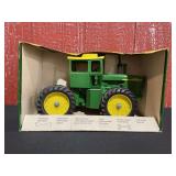 1/16 John Deere 7520 NIB Ertl