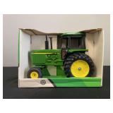 1/16 John Deere 4255 NIB Ertl