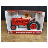 1/16 Farmall Super H NIB Ertl