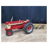 1/16 Farmall 560 Demonstrator w/Gold Plow 2008 NFTM Ertl