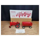 1/16 Farmall Super M-TA + Wagon Wisconsin NIB Ertl