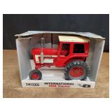 1/16 IH 1568 NIB Ertl