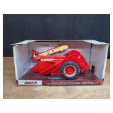 1/16 Farmall 460 w/ Corn Picker Dealer NIB Ertl