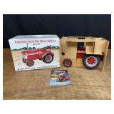 1/16 IH 560 Demonstrator 2001 Lafayette NIB Ertl