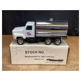 1/24 Prairie Farms Milk Tanker NIB Ertl