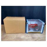 1/16 Farmall W450 NIB SC