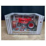 1/16 Farmall M Restoration set NIB Ertl