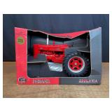 1/8 Farmall 400 NIB SM