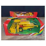 1/32 New Holland TR85 Combine Britains