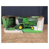 1/24 John Deere Titan II Combine NIB Ertl