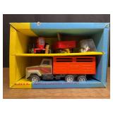 1/32 IH Town & Country Farm Set NIB Ertl