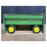 1/16 John Deere Flare Box Wagon NIB Ertl