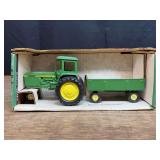 1/32 John Deere 4440 + Wagon Set NIB Ertl