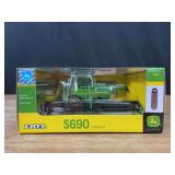 1/64 John Deere S690 Combine Authentics NIB Ertl