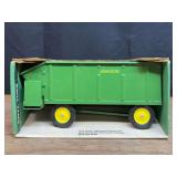 1/16 John Deere Chuck Wagon NIB Ertl