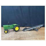 (2) 1/16 John Deere 5020 + Elevator Ertl