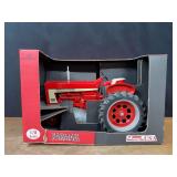 1/8 Farmall 806 NIB SM