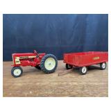 (2) 1/16 IH 404 + Barge Wagon Ertl