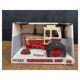 1/16 IH 1456 Gold Demonstrator NIB Ertl