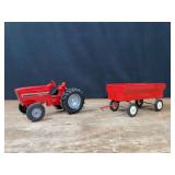 (2) 1/16 IH 3088 + Wagon Ertl