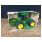 1/16 John Deere 8560 NIB Ertl