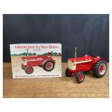 1/16 Farmall 560 Demonstrator 2001 Lafayette NIB Ertl