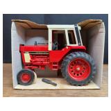 1/16 IH 1586 NIB Ertl